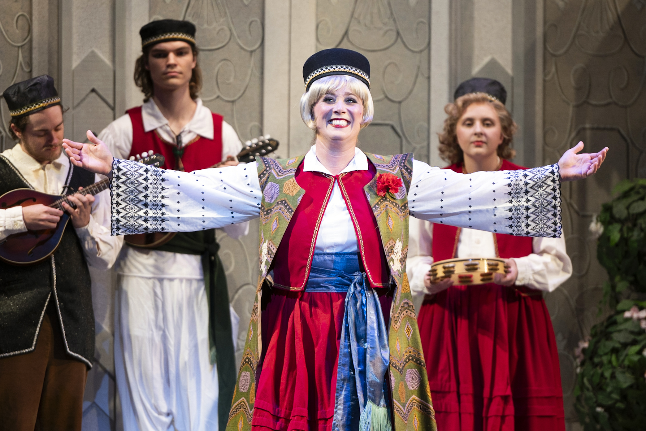 Soprano Rachel Fitzgerald (Hanna Glawari)