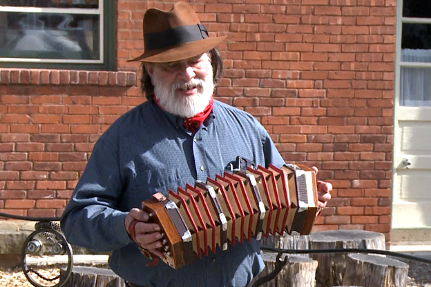 Street music during a fall Monday October afternoon in Nashville.