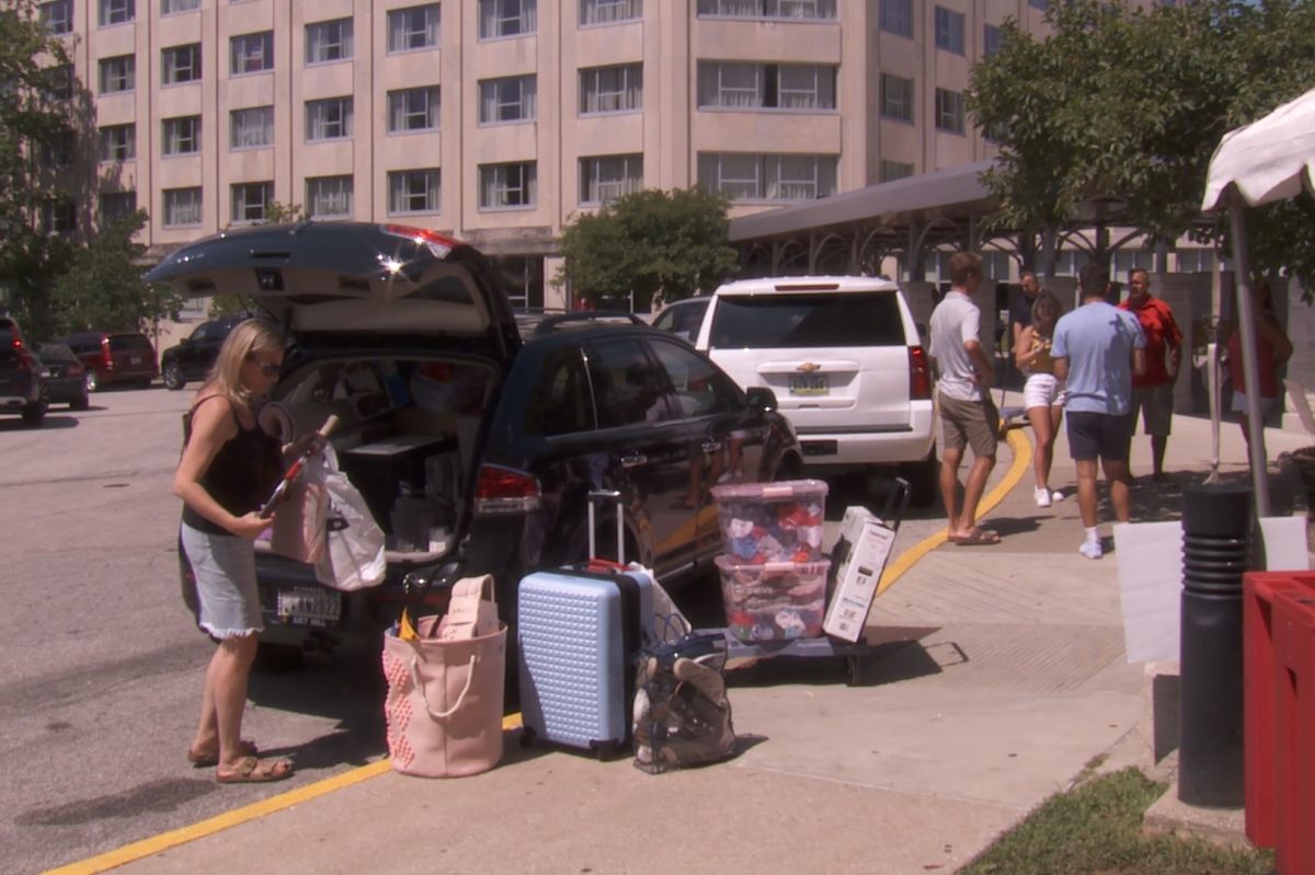 students move-in to dorms